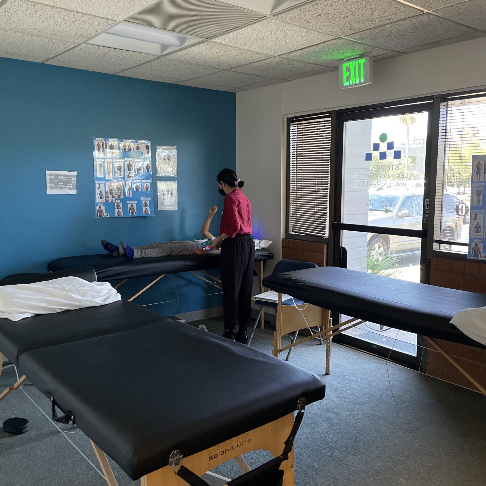 clinician in QRI room with therapy beds at Irvine